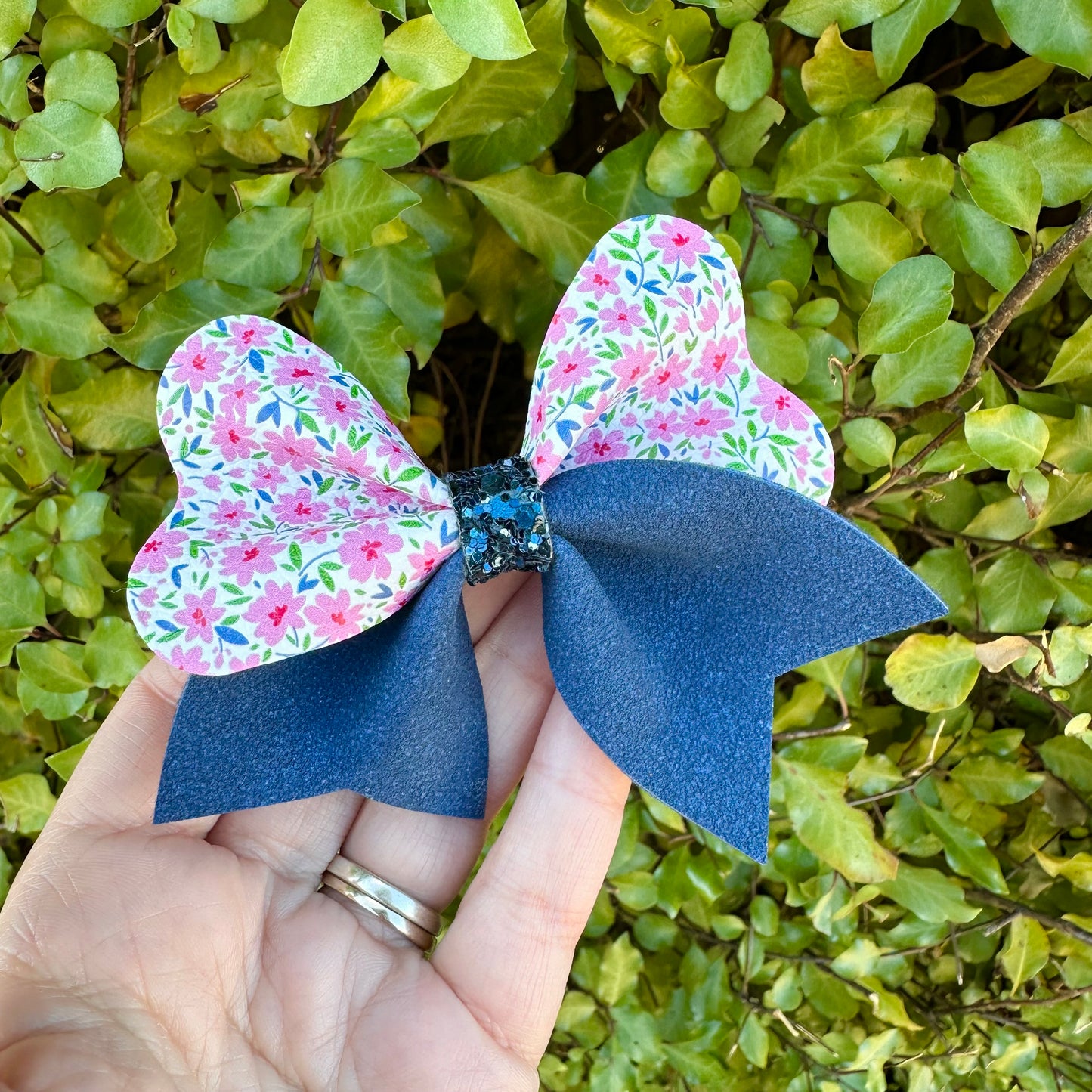 Arianna Loveable Bow (4”)