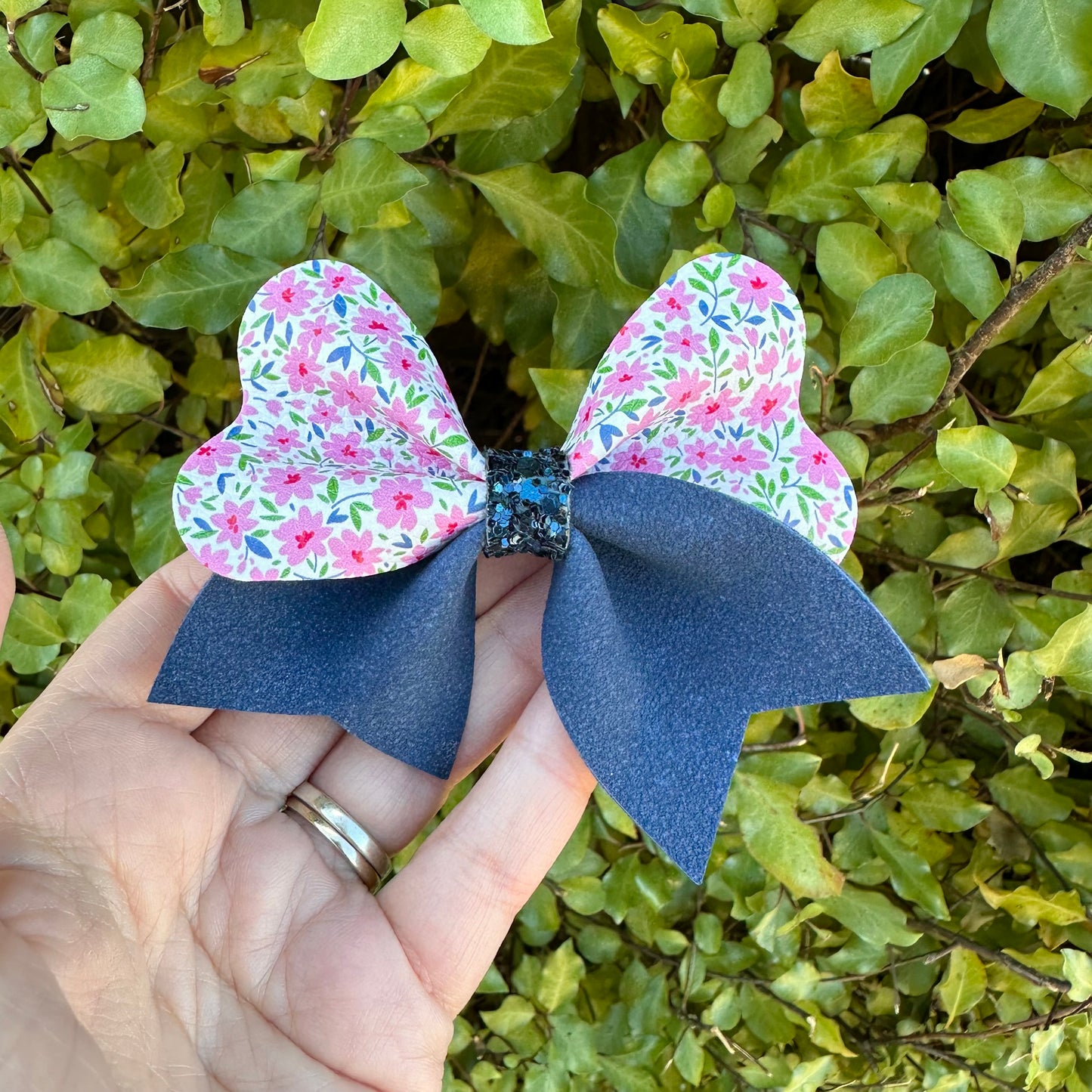 Arianna Loveable Bow (4”)