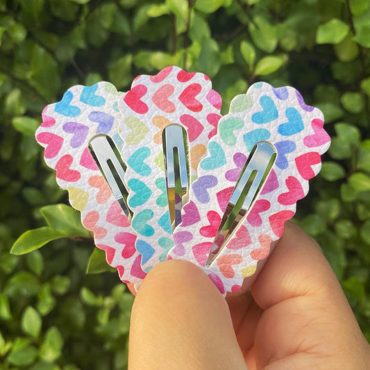 Watercolour Rainbow Hearts Scalloped Snap Clip (5cm)