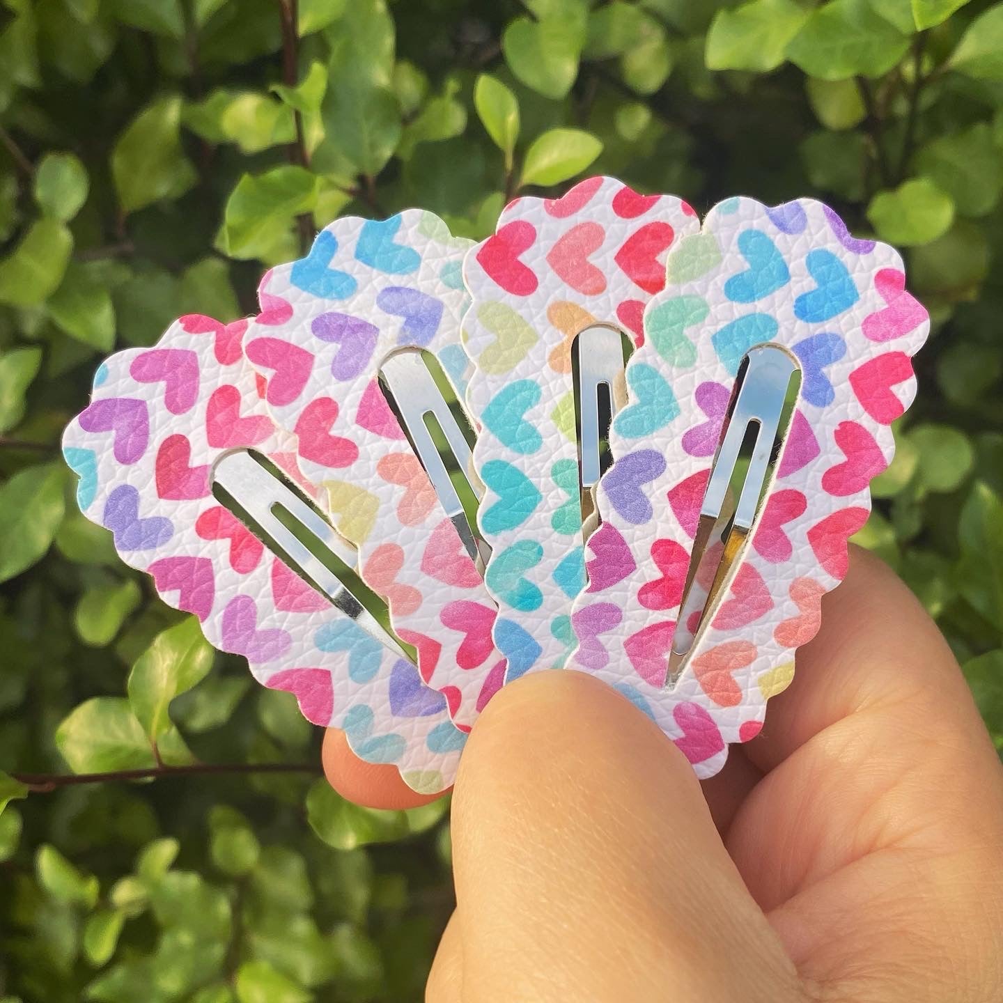 Watercolour Rainbow Hearts Scalloped Snap Clip (5cm)