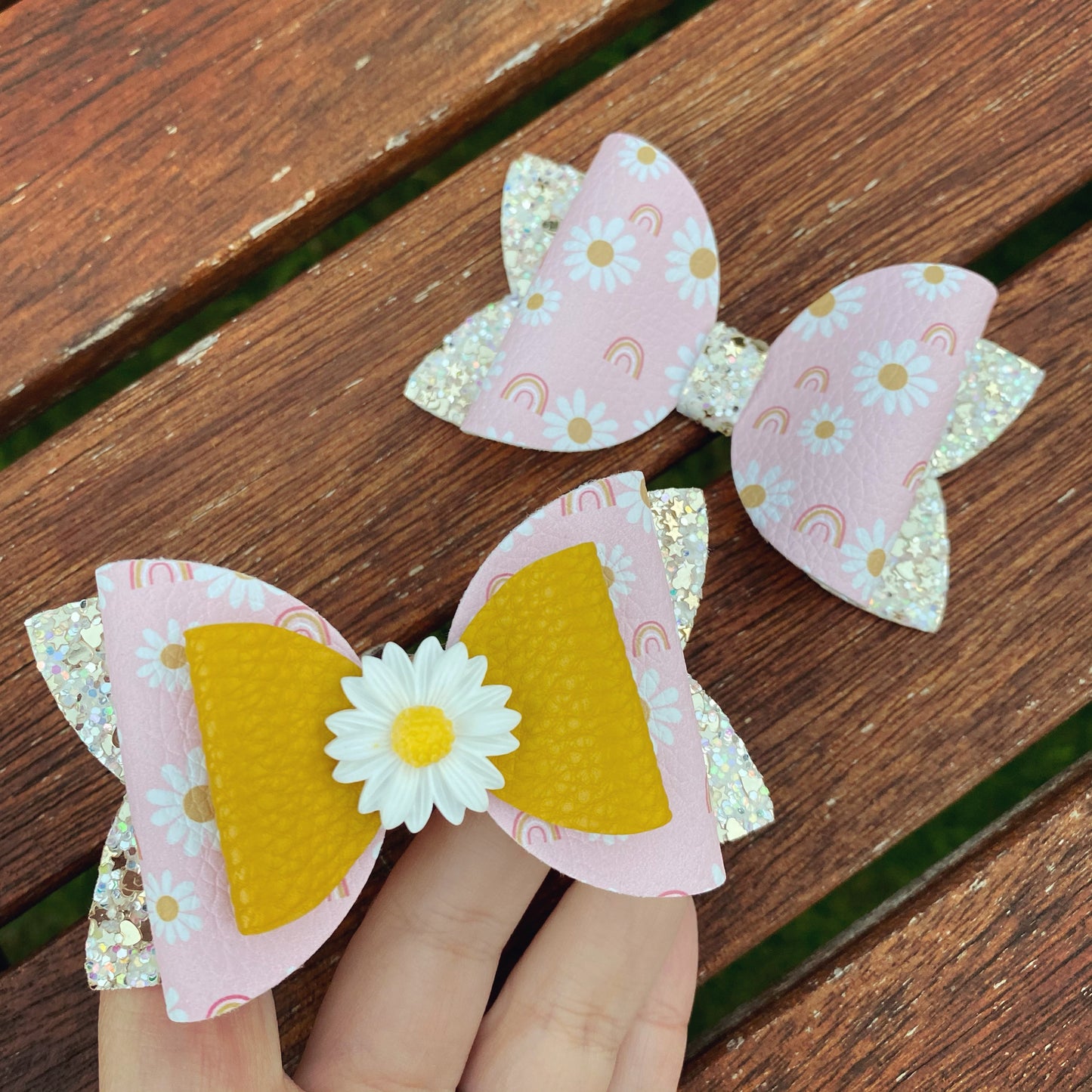 Daisies & Rainbows Imogen bow