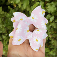 Load image into Gallery viewer, Pink Daisy Mini Kiarah Piggy Clips