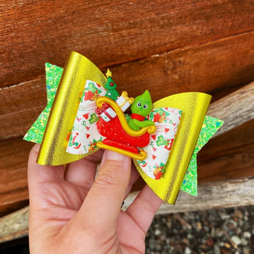 Grinch in Sleigh Clay bow (11cm)